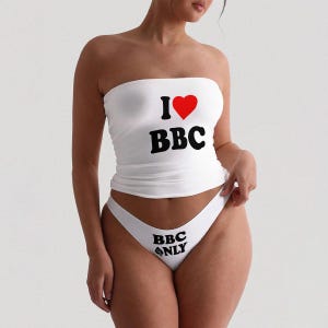 Op de afbeelding: Witte tube top en bijpassende ondergoed set. De tube top heeft de tekst "I ❤️ BBC" in zwart met een rood hart. Het ondergoed heeft de tekst "BBC ONLY" in zwart.