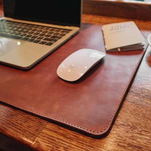 Große Braune Leder Schreibtischunterlage. Handgefertigtes Leder Maus Pad - Schreibtischschutz zum Schreiben, Tippen oder Spielen. Minimalistisches Geschenk für Papa oder Mann