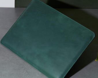 Handcrafted Genuine Leather MacBook Sleeve – Elegant Protection for MacBook Air / Pro – Personalized Anniversary or Birthday Gift