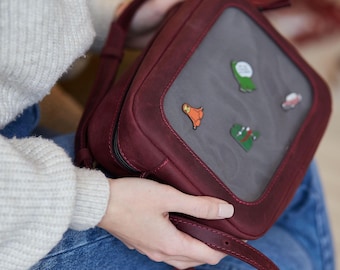 Leder ITA Crossbody Bag: Anime Pin Display