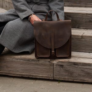 Laptoptasche Academia aus dunkelbraunem Leder für Frauen 13–16 Zoll, minimalistischer Vintage-Rucksack. Personalisierte Laptoptasche mit Gravur