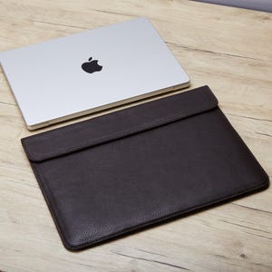 Brown leather laptop sleeve for MacBook Air 13 inch. Personalized leather bag with felt lining for iPad Pro 12.9 inch. Women&#39;s laptop bag