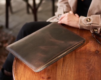 Funda de cuero personalizada para MacBook: Funda protectora para portátil con forro de fieltro.
