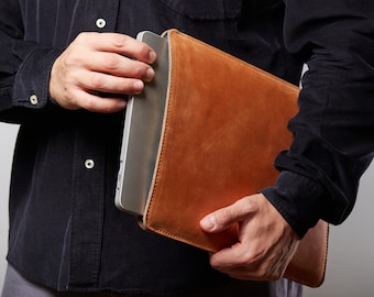 Funda para MacBook de piel Crazy Horse, forrada de fieltro, diseño vertical.