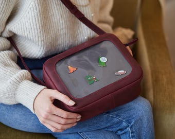 Bolso Ita de piel: bandolera con ventana transparente para mostrar pines, bolso de hombro de anime personalizable, regalo de coleccionista para ella.