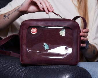 Bolso bandolera de cuero ITA personalizado: Bolso con ventana transparente para mostrar el pin.