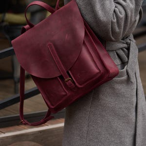 Sac à dos en cuir personnalisé, sac à dos universitaire sombre, sacoche en cuir personnalisée avec gravure, cadeau d'anniversaire pour elle, cadeau de fête des mères