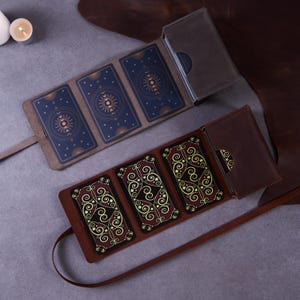 Estuche de cuero para cartas de oráculo. Estuche enrollable para barajas de tarot. Soporte personalizado para cartas de tarot. Caja de tarot con nombre e iniciales. Regalo espiritual.