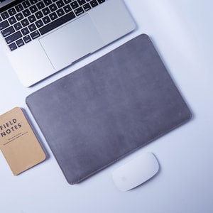 Custodia personalizzata in pelle grigia per MacBook. Custodia vintage per iPad Air M4, MacBook Air/Pro. Regalo di anniversario per lui o per lei.