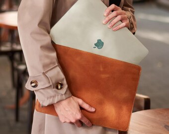 Funda de cuero para MacBook Air de 13-15" (M1-M4): Funda delgada y elegante para portátil con forro de fieltro.