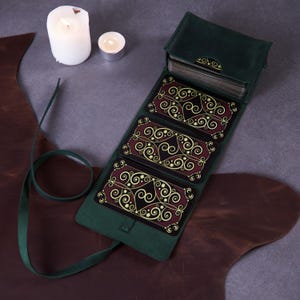 Porte-cartes de tarot vert. Porte-rouleau en cuir avec personnalisation du nom. pochette vintage pour rouleau de tarot. Cadeau spirituel pour femme