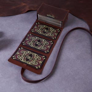 Braunes Leder Tarot Karten Etui. Personalisierte Tarot Deck Rolle mit geprägten Initialen. Spirituelles Geschenk für Sie. Handgefertigte Kartenhalter