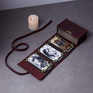Estuche de Tarot de Cuero Marsala. Elegante estuche para rollos de Tarot para brujas y curanderos. Almacenamiento para cartas de Tarot u Oráculo. Regalo espiritual.