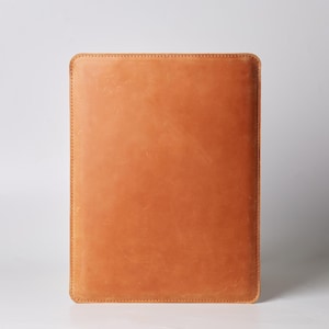 Spersonalizowane skórzane etui na MacBooka Air/Pro. Spersonalizowany skórzany pokrowiec na laptopa 13-16 cali. Cienka skórzana osłona na laptopa. Okładka z monogramem. Prezent dla mamy.