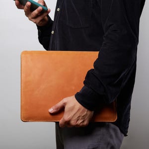 Funda de cuero para portátil: Forro de fieltro – Funda minimalista para MacBook – Funda de cuero personalizada