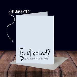 Cartão de aniversário engraçado - é estranho? Ter a mesma idade dos idosos - cartão de download para impressão