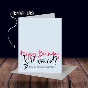 Tarjeta de cumpleaños divertida: feliz cumpleaños, ¿es raro? Tener la misma edad que las personas mayores - Tarjeta de descarga imprimible