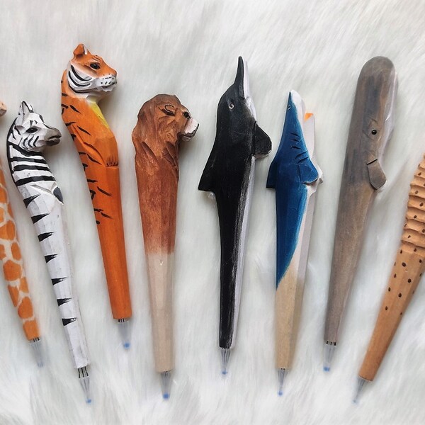 Stylo en bois sculpté à la main Stylo en bois peint à la main Girafe Zèbre Tigre Lion Dauphin Requin Baleine Hippocampe Jungle Safari Océan Sea Life Respectueux de l'environnement