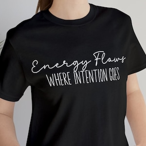 La energía fluye donde va la intención camisa de los sanadores de energía regalos de reiki camisa de curación de reiki para el lector de tarot regalo para los trabajadores de la luz herramientas de reiki