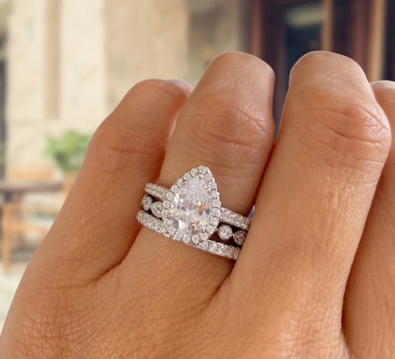 Pear shaped deals wedding rings