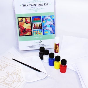 May include: A silk painting kit for beginners with an animal theme. The kit contains pre-printed silk outlines, paint bottles in various colours, a palette, a brush, cards, and envelopes. The kit is packaged in a clear plastic case. The outlines are 10 x 15 cm.