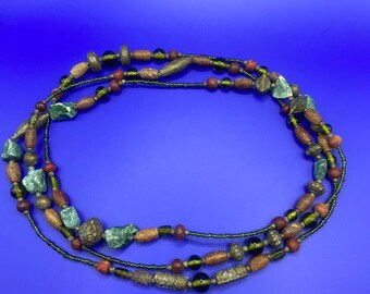 Collier fait main de style boho en bois naturel, pierres et plaques de métal.