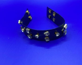 Armband auf einem Silikonarmband mit Strasssteinen. Braunes Armband