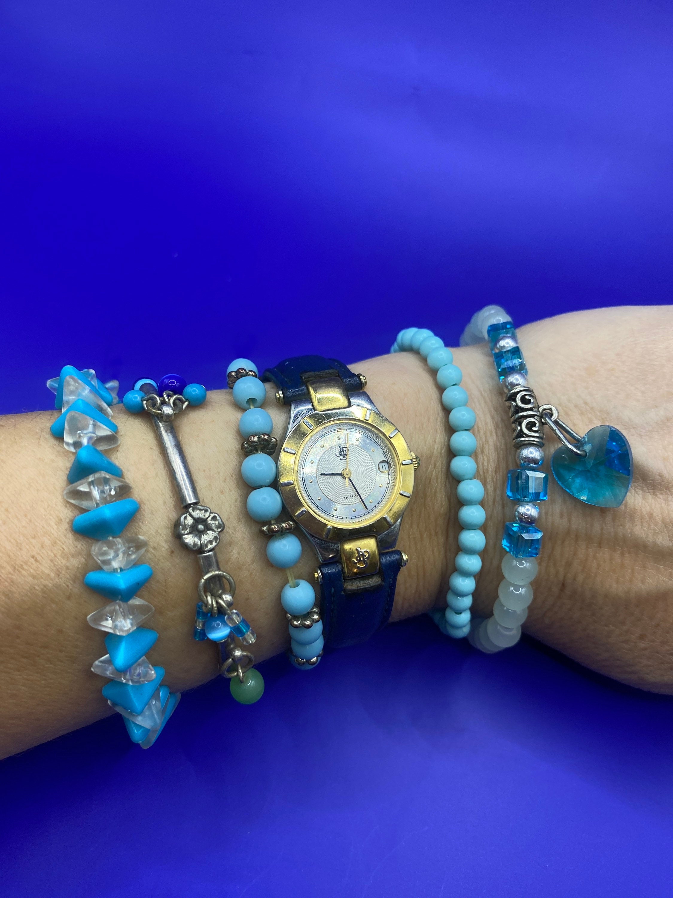 Set Armbänder 5 Stück. Armbänder blau, aquamarin, blau, Armband mit Herz. Frühlingsarmbänder. Elastisches Armband.