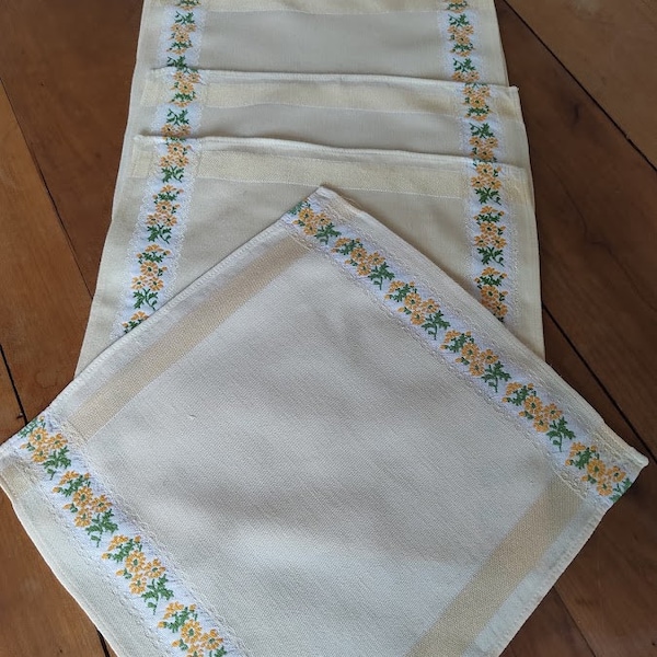 6 belles serviettes de table vintage. Petites nappes crème à motifs floraux.