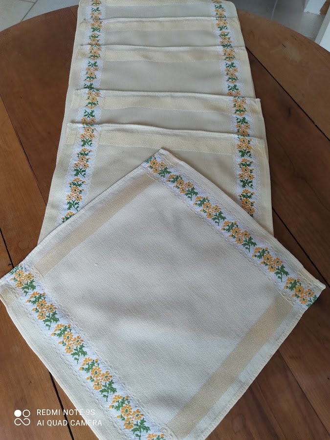 6 Belles Serviettes de Table Vintage. Petites Nappes Crème à Motifs Floraux.