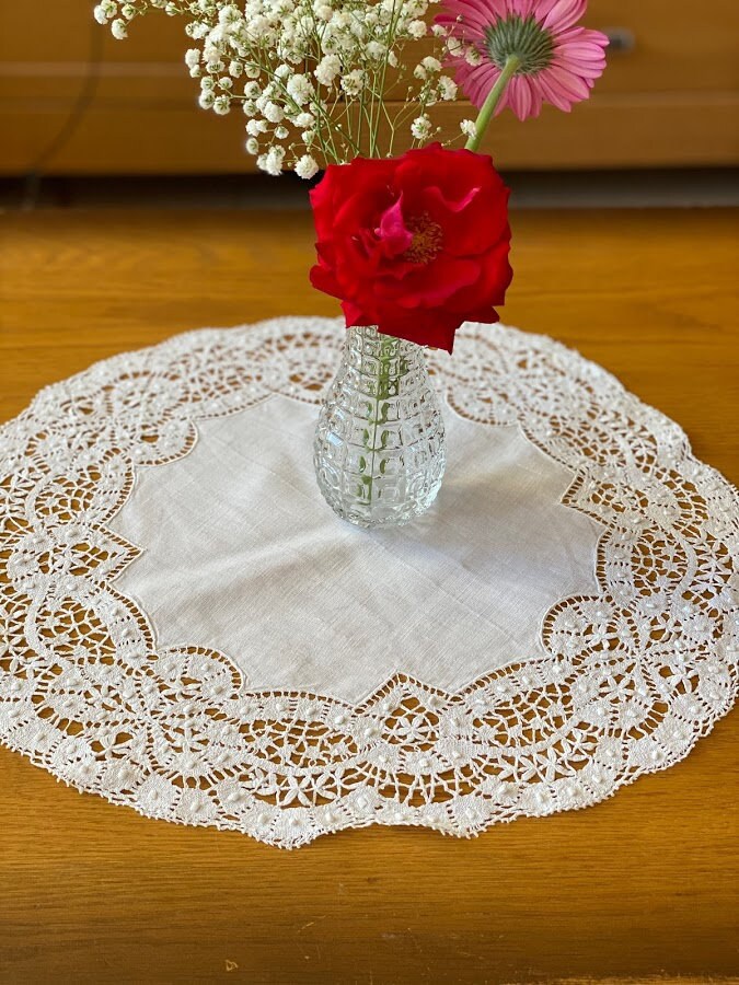 Petite Nappe Ronde Ancienne Faite à La Main. Belle Serviette Ajourée Vintage