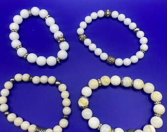 Ensemble de 4 Armbänder en pierre blanche. Armbänder avec strass et pendentif.