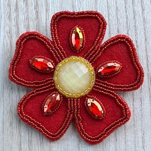 Broche de cuentas con forma de flor
