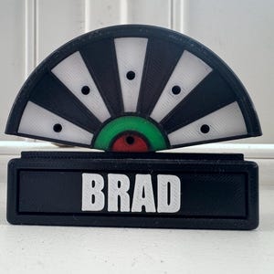 Soporte para dardos inspirado en tablero de dardos vertical: nombre personalizable: ¡organizador perfecto para los amantes de los dardos!