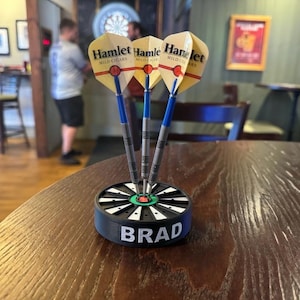 Gepersonaliseerde darthouder | Dartbordstijldisplay | Naam custom dartrek | Man Cave Bar-speelkamercadeau | Opberger voor darts