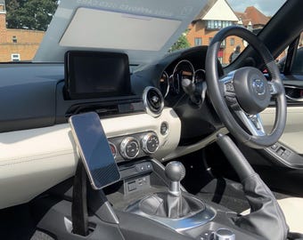 Mazda MX-5 ND RF/Fiat 124 Spider MagSafe Wireless Phone Mount: Cupholder Charger
