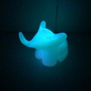 Op de afbeelding: Een wit gloeiend olifantbeeldje met een glad, afgerond oppervlak. De olifant wordt van binnenuit verlicht, waardoor een zachte, etherische gloed ontstaat.