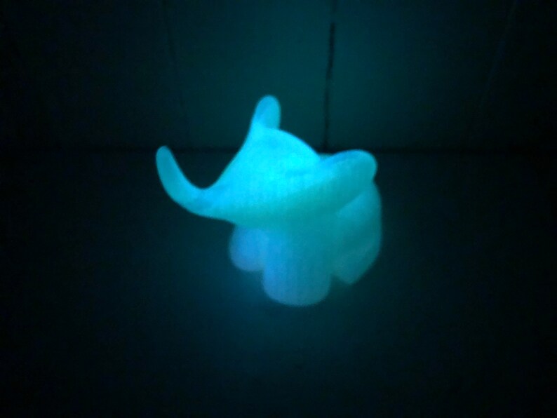 Op de afbeelding: Een wit gloeiend olifantbeeldje met een glad, afgerond oppervlak. De olifant wordt van binnenuit verlicht, waardoor een zachte, etherische gloed ontstaat.