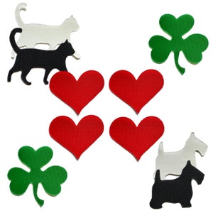 Op de afbeelding: Vier rode vilt harten, twee groene klaverbladvormen en twee paren zwarte en witte katten- en hondensilhouetten.