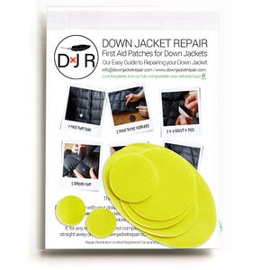 Può includere: Un set di quattro cerotti circolari gialli per riparare i giubbotti in piuma. I cerotti sono etichettati "Down Jacket Repair" e includono istruzioni per l'uso. Il testo recita "First Aid Patches for Down Jackets. Our Easy Guide to Repairing your Down Jacket. info@downjacketrepair.com/www.downjacketrepair.com Love the planet, love our fully compostable clear cellulose bags."