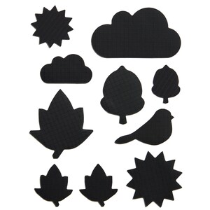 Op de afbeelding: Een set van tien zwarte schoolbordstickers in diverse vormen, waaronder een zon, twee wolken, twee bomen, een vogel en vier bladeren. Elke sticker heeft een gestructureerd oppervlak en is geschikt om te beschrijven met krijt of krijtstiften.