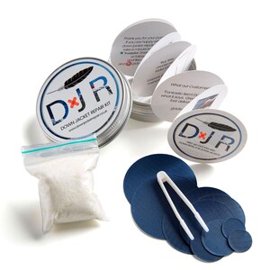 Può includere: Un kit di riparazione per giacche in piuma con una latta, toppe e un sacchetto di piumino. La latta ha un logo con la scritta "DJR DOWN JACKET REPAIR KIT". Include toppe blu, pinzette bianche e adesivi con recensioni dei clienti.