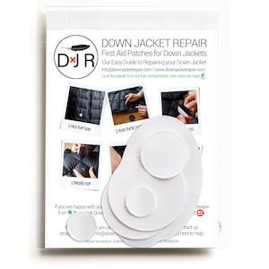 Op de afbeelding: Een set van vier witte, ronde, zelfklevende pleisters voor het repareren van donsjassen. De pleisters worden getoond op een witte achtergrond met een gedrukt instructievel voor het repareren van donsjassen. De instructievel bevat de tekst "Down Jacket Repair", "First Aid Patches for Down Jackets", "Our Easy Guide to Repairing your Down Jacket", "info@downjacketrepair.com", "www.downjacketrepair.com", "Love the planet, love our fully compostable clear cellulose bags", "Find that tear", "Poke those feathers", "Spread flat", "If you are happy with your repair, please leave a review", "Contact us here to help", and "Repair Revolution Limited".