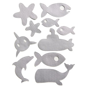 Könnte beinhalten: Ein Set aus grauen Filzformen von Meerestieren, darunter ein Wal, ein Delfin, ein Fisch, ein Seestern und ein U-Boot. Die Formen sind ausgeschnitten und haben eine strukturierte Oberfläche.