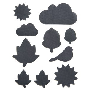 Op de afbeelding: Een set van tien zwarte viltvormen in de vorm van een zon, wolken, bladeren, een vogel en een boom. De vormen zijn perfect voor knutselprojecten of voor gebruik als educatief materiaal.
