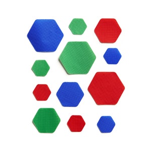 Könnte beinhalten: Ein Satz mit 10 sechseckigen Aufklebern in Rot, Blau und Grün. Die Aufkleber sind in einem Muster auf einem weißen Hintergrund angeordnet.