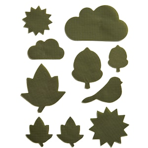Puede incluir: Un conjunto de diez recortes de fieltro verde en varias formas, incluyendo un sol, nubes, hojas, un pájaro y un árbol. Los recortes son perfectos para proyectos de manualidades o decoración.