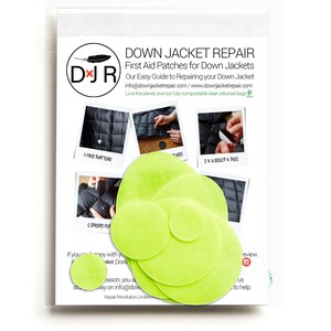 Op de afbeelding: Een pakket reparatiepatches voor donsjacks. Het pakket bevat verschillende limoengroene cirkelvormige patches van verschillende maten en instructies met foto's. Tekst op de verpakking luidt "DOWN JACKET REPAIR" en "First Aid Patches for Down Jackets."