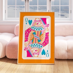poster alla moda di carte da gioco della regina di cuori, decorazione da parete con dopamina, arte arancione rosa caldo, poster massimalista, stampa d'arte funky, arte da parete fortunata
