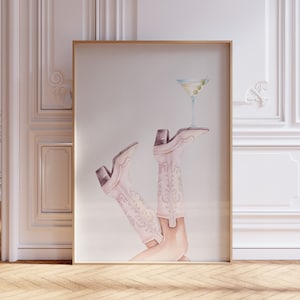 Art imprimable cow-girl martini, affiche esthétique de cow-girl côtière, affiche coquette, impression de chambre de bébé rose western, bottes de cowboy roses, art alcoolisé
